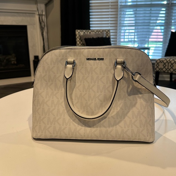 Like new Michael kors Cindy large dome satchel - Picture 9 of 9